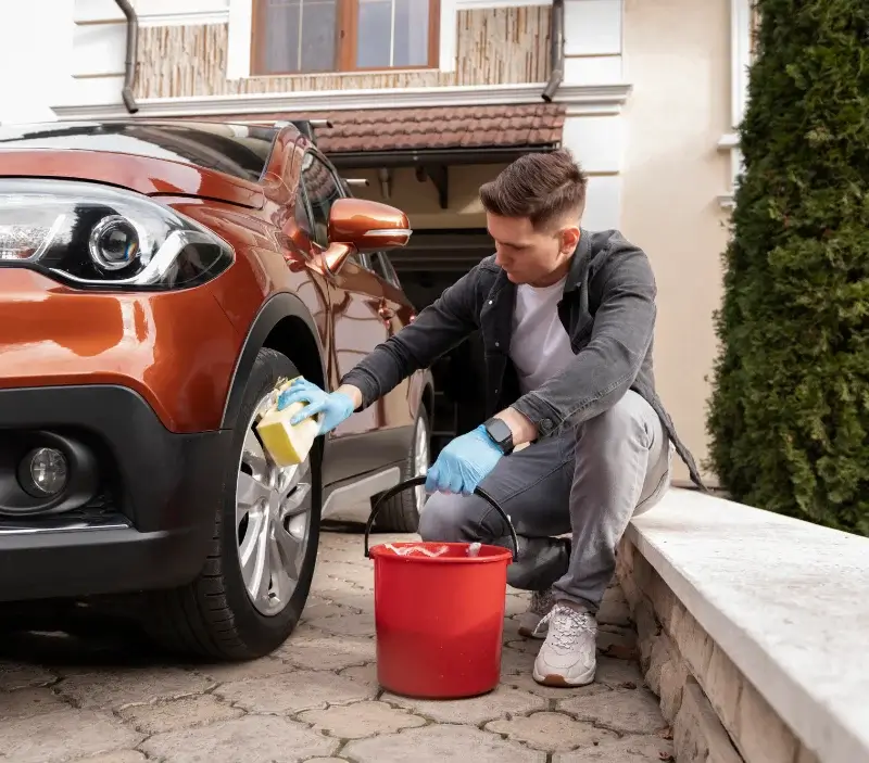 Lavage auto à domicile Mur-de-Barrez : professionnel intervenant sur un véhicule